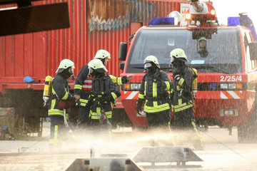 Leipzig  Deutschland  eine Feuerwehruebung auf dem Leipziger Flughafen