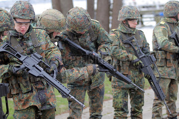 Ploen  Deutschland  Rekruten der Bundeswehr bekommen eine Einweisung ins G36
