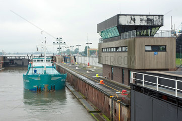 Brunsbuettel  Deutschland  Frachter in einer Schleuse des Nord-Ostsee-Kanals