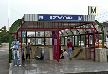 Eingang zu der Metrostation -Izvor- im Zentrum von Bukarest  Rumaenien