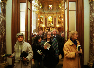 Gottesdienstbesucher verlassen den Berliner Dom