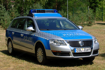 Wuensdorf  Blauer Streifenwagen der Brandenburger Polizei