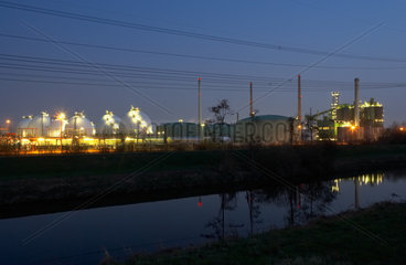 Karlsruhe  Mineraloelraffinerie Oberrhein am Abend