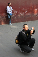 Peking  ein Chinese fotografiert mit einer Digitalkamera