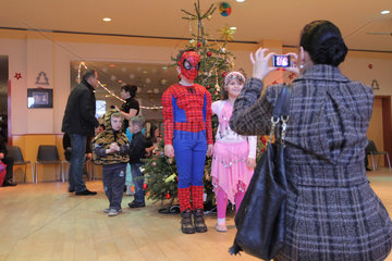 Kinder in Verkleidungen beim Weihnachtsfest der russischen Gemeinde Flensburg