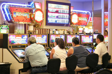 Las Vegas  USA  Menschen an Spielautomaten