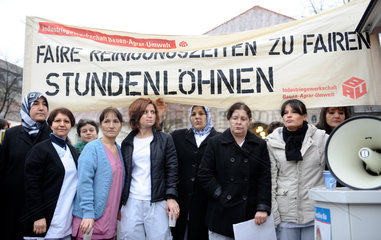 Berlin  Deutschland  Reinigungskraefte demonstrieren gegen Lohndumping