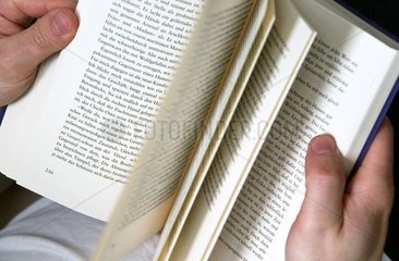 Warnemuende  Deutschland  ein Mann liest ein Buch