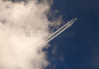 Schoenefeld  Deutschland  Kondensstreifen eines Flugzeuges am Himmel