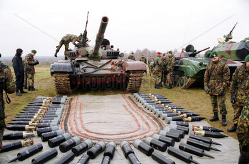 Bundeswehrsoldaten begutachten russischen T74