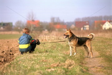 Kind geht mit seinem Hund spazieren (in Breslau)