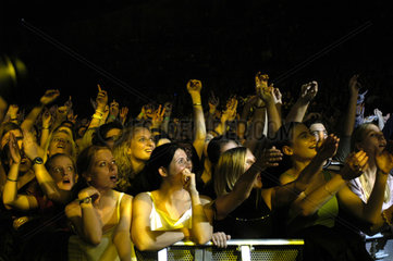 Jugendliche Fans waehrend eines Popkonzerts in Budapest