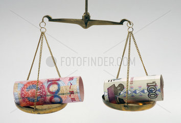 Berlin  Deutschland  Waage mit Renminbi-Yuan- und Rubelscheinen im Gleichgewicht