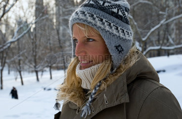 Junge Frau im Central Park im Winter