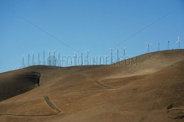San Francisco  USA  Windkraftanlagen auf den Huegeln vor San Francisco