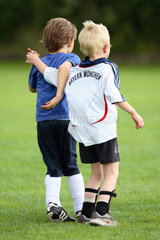 Berlin  Deutschland  Jungen umarmen sich beim Fussballspielen