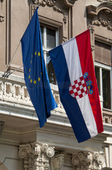 Zagreb  Kroatien  die kroatische und die europaeische Flagge am Aussenministerium