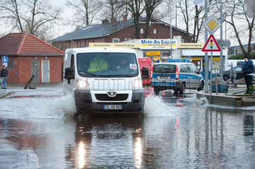 Kellinghusen  Deutschland  das Hochwasser der Stoer tritt ueber die Ufer