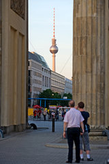 Berlin  Deutschland  Berliner Fernsehturm hinter den Saeulen des Brandenburger Tors