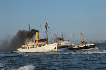 Flensburg  Deutschland  Dampfschiffe beim Dampferrennen auf der Flensburger Dampf Rundum
