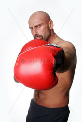 Ein Mann trainiert Boxen