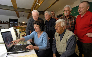 Bergen  Deutschland  eine Gruppe von Senioren erlernt den Umgang mit einem Computer