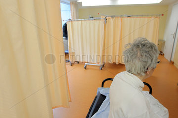 Harrislee  Deutschland  eine aeltere Frau warten in der Ambulanz eines Krankenhauses auf ihre Behandlung