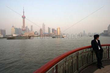 Shanghai  Uferpromenade am Bund und Pudong