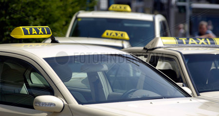 Chemnitz  Deutschland  mehrere Taxen an einem Taxistand