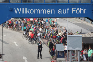 Wyk  Deutschland  Passagiere warten auf die Faehre im Hafen