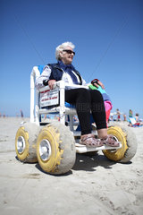 Sankt Peter-Ording  Deutschland  Seniorin im Strandrollstuhl am Strand von Sankt Peter-Ording