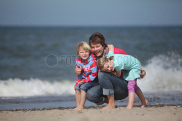 Hvide Sande  Daenemark  eine Mutter mit ihren Kindern am Strand