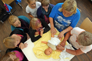 Satrup  Deutschland  Babysitter-Kurs fuer Schueler der Offenen Ganztagsschule