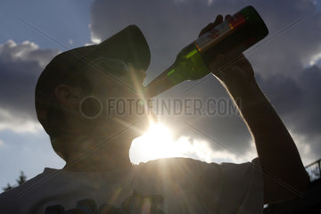 Berlin  Deutschland  Mann Trinkt aus einer Bierflasche