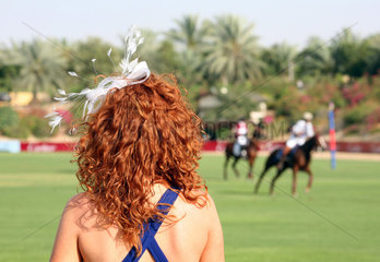 Dubai  eine Frau schaut beim Polospiel zu