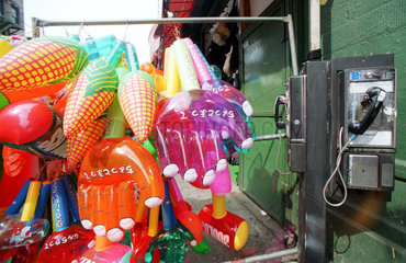 New York  USA  Chinaphone mit Luftballons