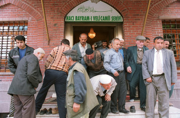 Moslems stroemen nach dem Freitagsgebet aus der Mosche (Ankara)