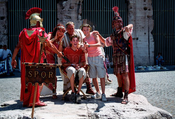 Rom  Touristen auf der Piazza del Colosseo