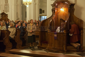 Warschau  Polen  Beichte bei einem Gottesdienst in der Heilig-Kreuz-Basilika