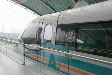 Shanghai  Magnetschwebebahn Transrapid in der Station