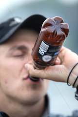 Kiel  Mann trinkt Bier aus Plastikflasche