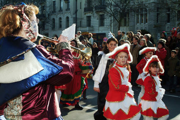 Berlin  Karnevalszug mit Trompeterin eines Spielmannszugs