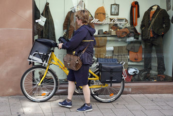 Strasbourg  Postbotin mit Fahrrad