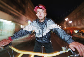 Portraet eines Rikschafahrers bei der Fahrt an der Piotrkowska-Strasse in Lodz  Polen