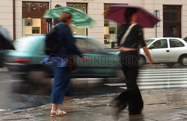 Eine Strassenszene in Warschau bei Regenwetter
