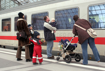Berlin  Deutschland  Reisende am Hauptbahnhof steigen in einen Zug ein