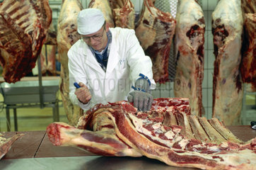 Zerlegen von Fleisch im Fleischgrossmarkt Hamburg