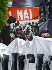 Berlin  Deutschland  Demonstration am 1. Mai 2012 in Kreuzberg  Autonome mit Protestbannern