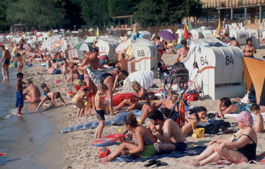 Badende Menschenmassen im Berliner Strandbad Wannsee