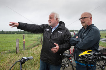 Nordstrand  Deutschland  Torsten Albig  SPD  und Peter Harry Carstensen  CDU  auf Radtour
